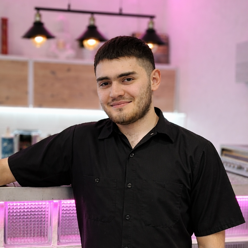 Артём — мастер барбершопа СВОИ