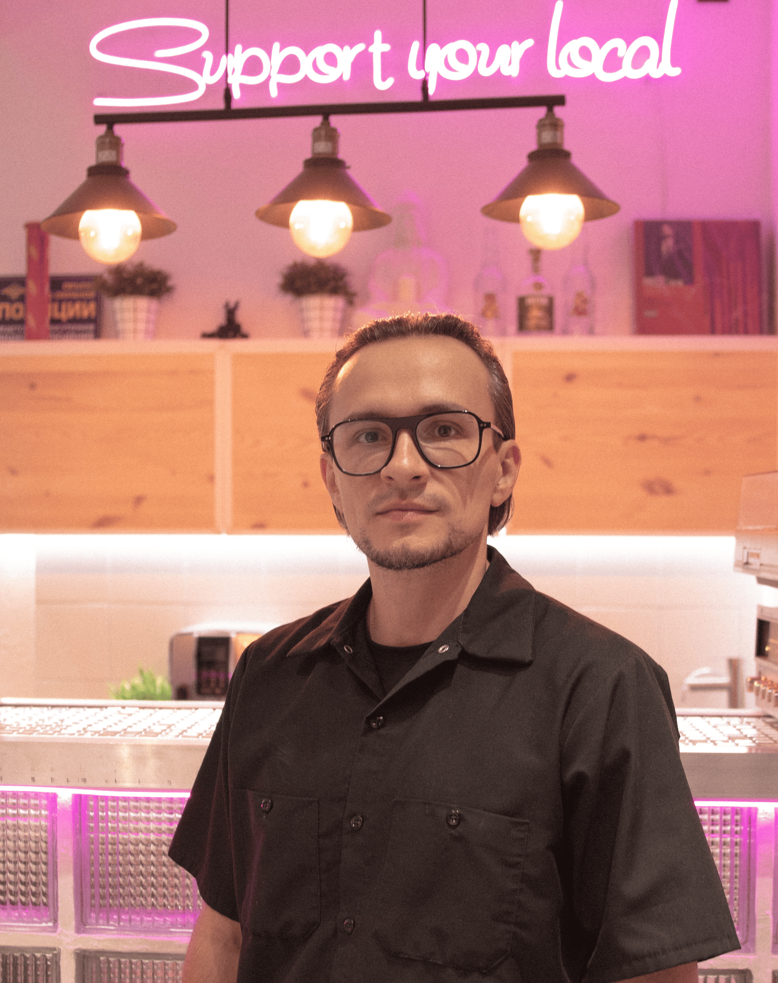 Олег — старший мастер барбершопа СВОИ