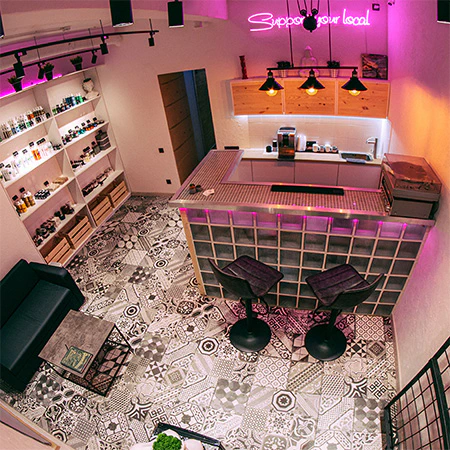 Интерьер барбершопа — зона ожидания с виниловым проигрывателем